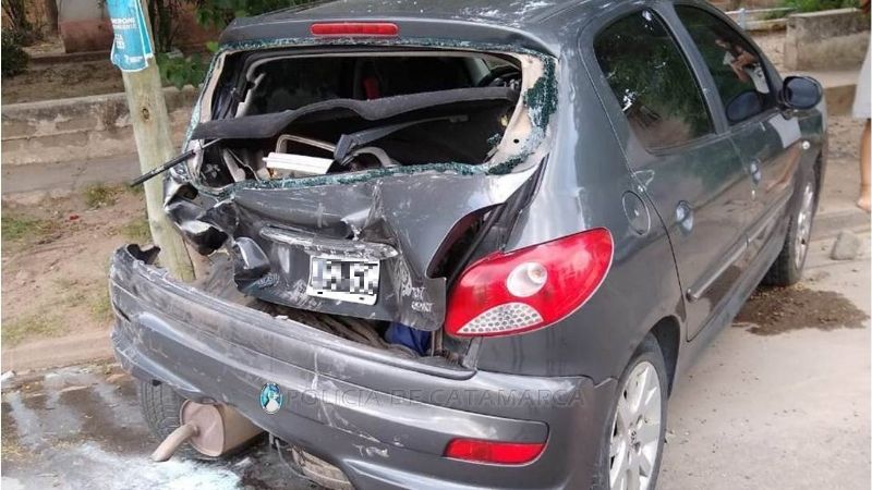 Chocó a un auto estacionado y se fugó