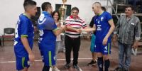 JUAN CARLOS SARMIENTO, Pte, de la Liga Chacarera, premia a los campeones.
