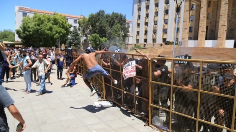 Incidentes en una multitudinaria marcha contra la nueva ley de minería