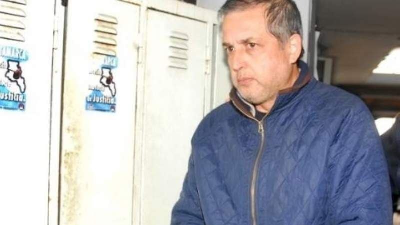 Médico acusado de abusar de pacientes esperará juicio en prisión