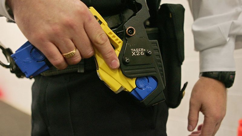 Derogan la doctrina Chocobar y el uso de las pistolas Taser