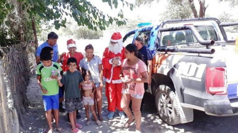 Policías personificaron a Papá Noel y recorrieron barrios en Pomán