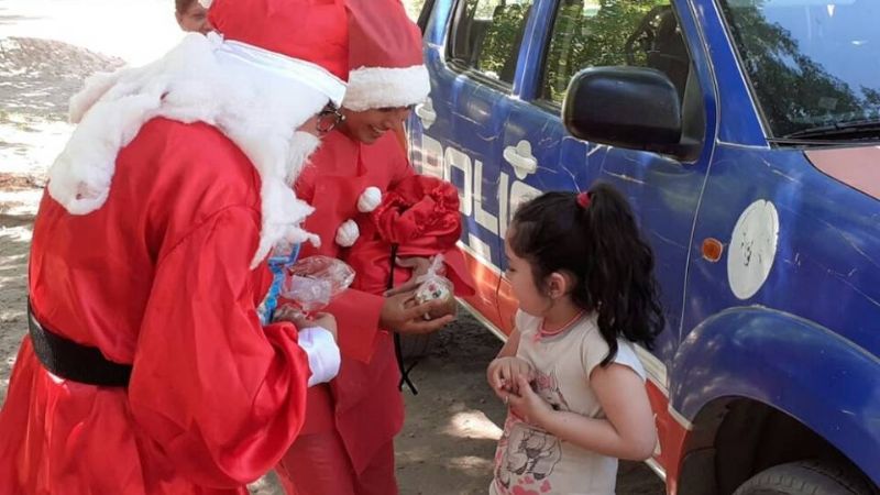 Policías personificaron a Papá Noel y recorrieron barrios en Pomán