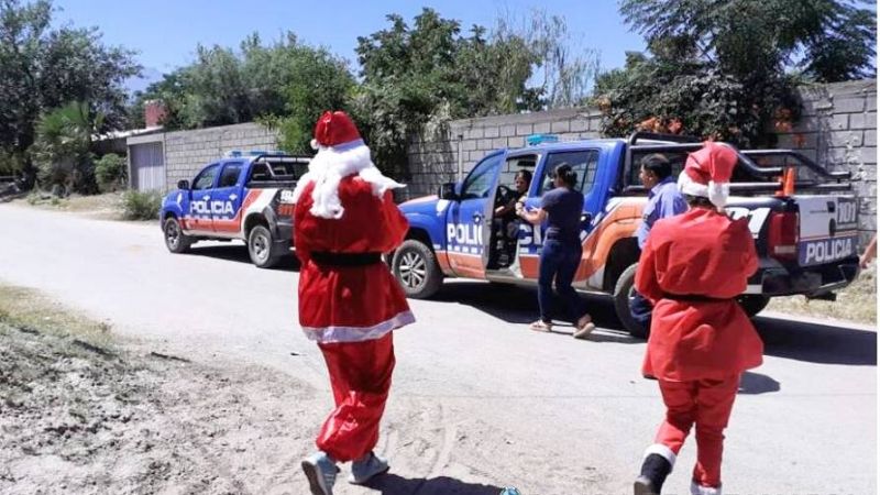 Policías personificaron a Papá Noel y recorrieron barrios en Pomán