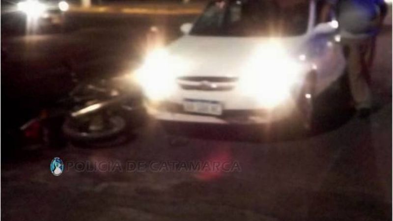 Remisero chocó con una moto: dos heridos