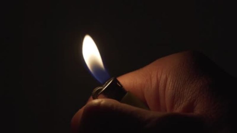 Discutió con su pareja, la golpeó e intentó quemar la casa