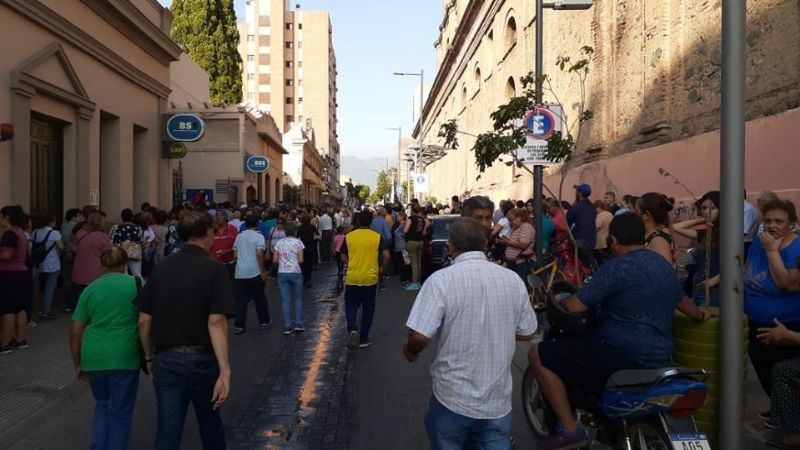 Desborde en el banco y protesta de jubilados