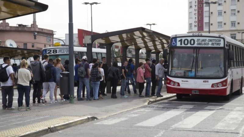 Congelan el precio del boleto de tren y colectivos por 120 días