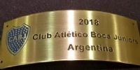 LA PLAQUETA con el nombre de Boca Juniors...podría servir como premio 