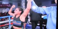 NAZARENA ROMERO con el brazo levantado y dos cinturones para su gloria boxistica.
