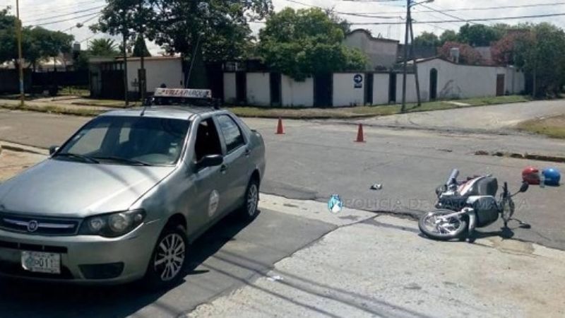 Violento choque entre moto y remís