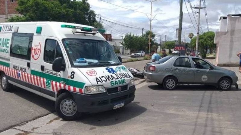 Violento choque entre moto y remís