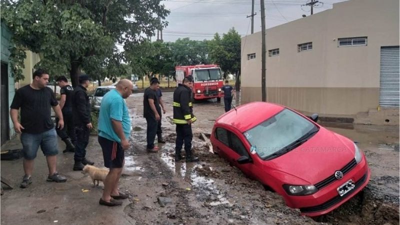 Auto quedó atrapado en una profunda zanja