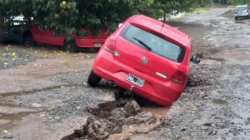 Auto quedó atrapado en una profunda zanja