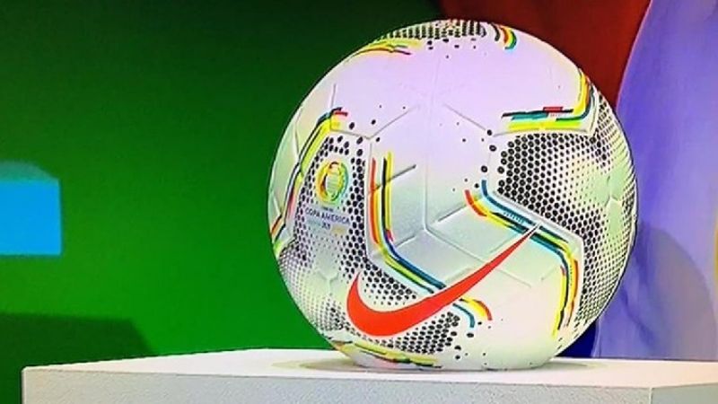 La mascota “Pibe” y la pelota “Merlín”