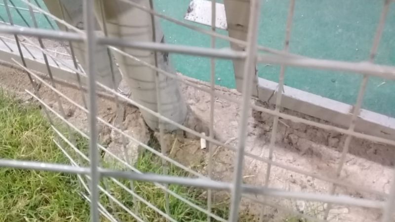 Destrozaron el alambrado de las canchas en la Plaza “Raúl Alfonsín”