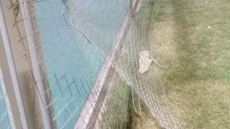 Destrozaron el alambrado de las canchas en la Plaza “Raúl Alfonsín”