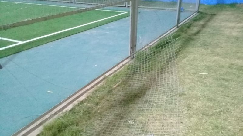 Destrozaron el alambrado de las canchas en la Plaza “Raúl Alfonsín”