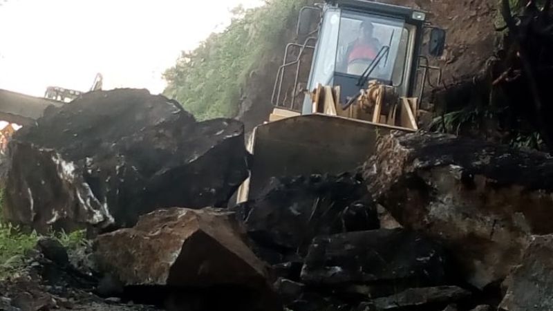 Tránsito interrumpido por derrumbes en Cuesta del Clavillo