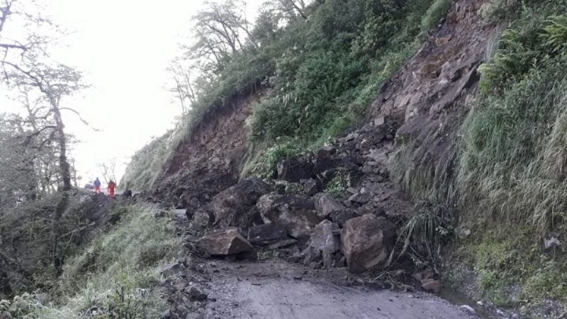 Tránsito interrumpido por derrumbes en Cuesta del Clavillo