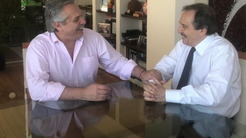 Alfonsín con Alberto y pidiendo definiciones en la UCR