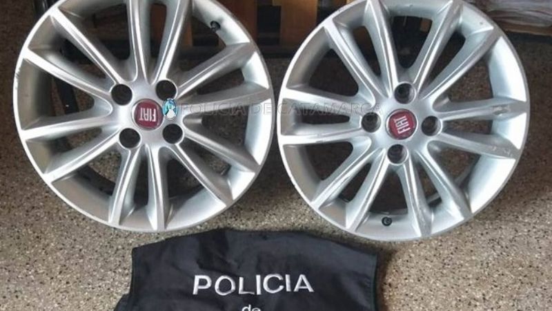En una gomería recuperan dos llantas de auto robadas