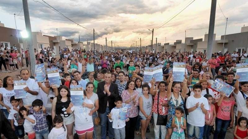 Lucía entrega 251 viviendas en Valle Chico