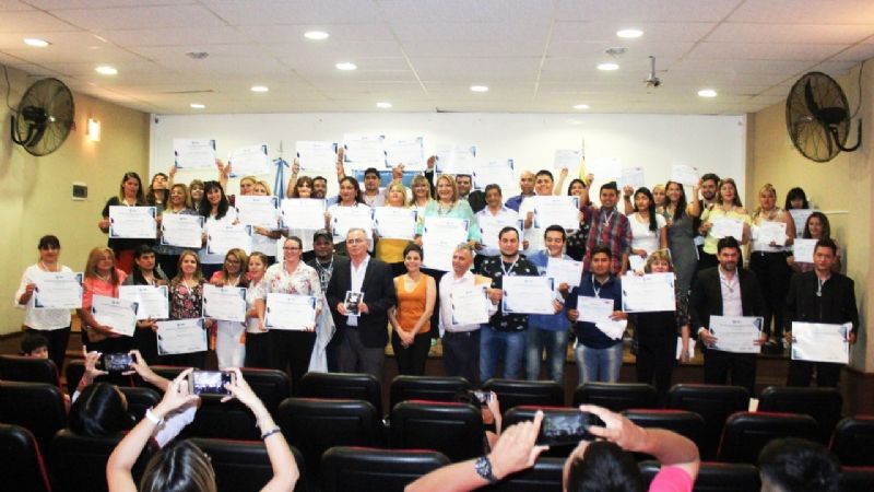 Un total de 40 empleados públicos terminaron el secundario con el Plan Fines