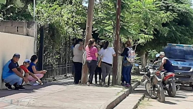 El intendente Herrera está rodeado por municipales en su casa