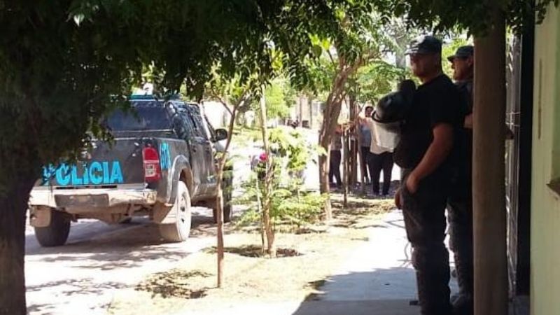 El intendente Herrera está rodeado por municipales en su casa