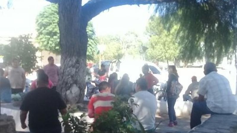 El intendente Herrera está rodeado por municipales en su casa