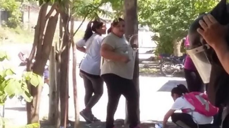 El intendente Herrera está rodeado por municipales en su casa