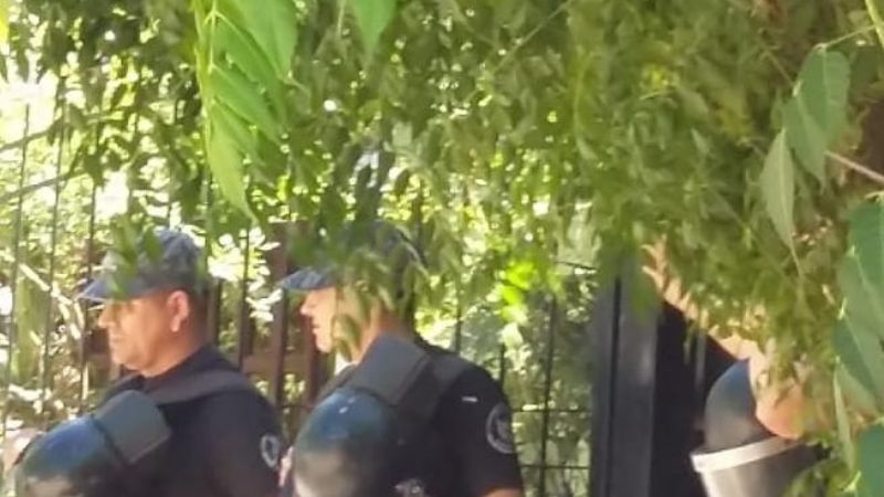 El intendente Herrera está rodeado por municipales en su casa