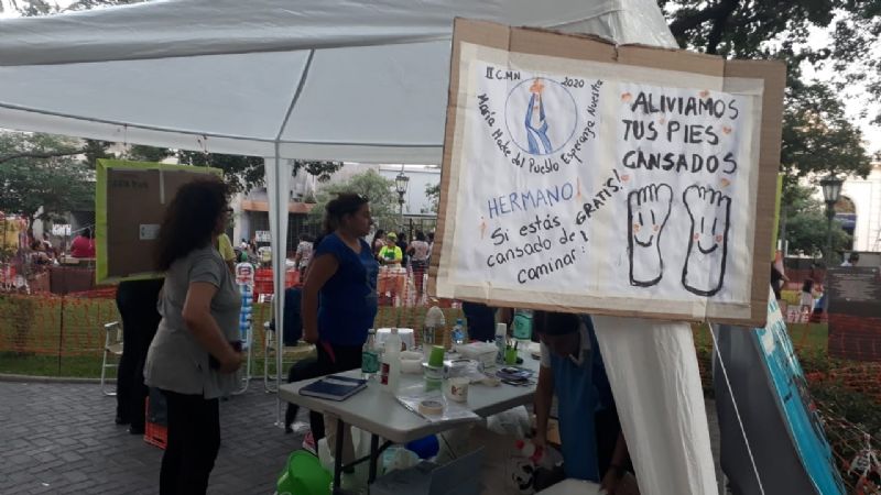 Lavan y curan los pies de los peregrinos las 24 horas