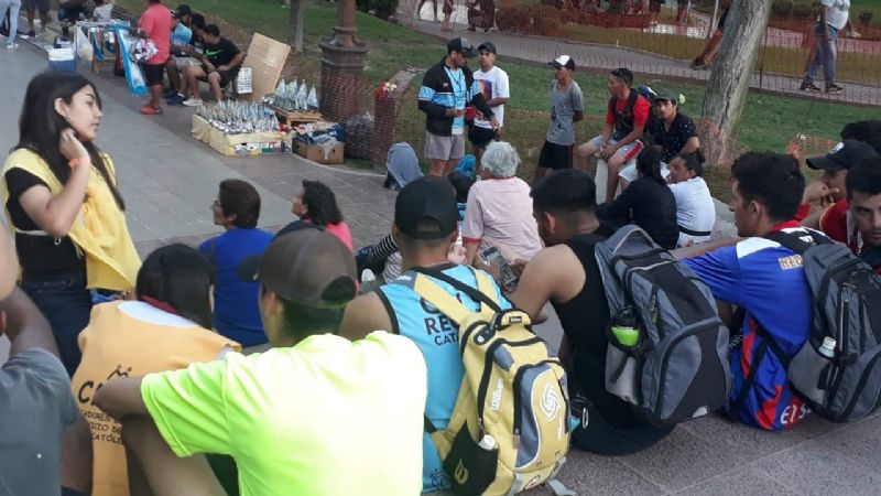 Lavan y curan los pies de los peregrinos las 24 horas