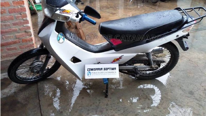 Atrapan a un ladrón que escapaba en moto a gran velocidad