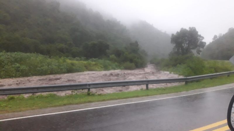 Tremenda crecida afecta el tránsito en La Cébila