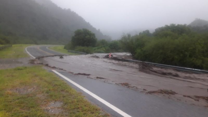 Tremenda crecida afecta el tránsito en La Cébila