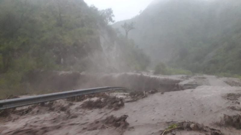 Tremenda crecida afecta el tránsito en La Cébila