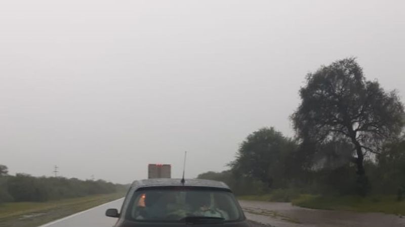 Conductores niegan detenerse y quieren cruzar a pesar de las crecidas