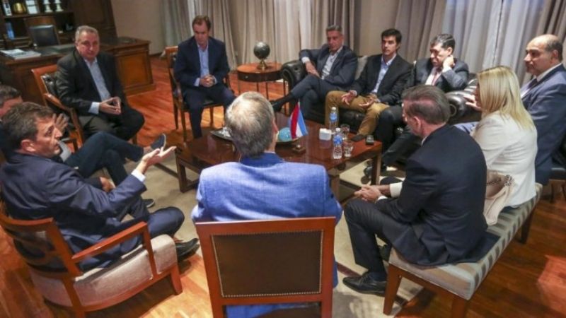 El peronismo alternativo cierra filas para saltar la "grieta"