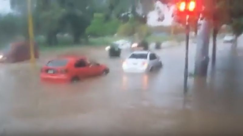 La Av. Legisladores está tapada de agua