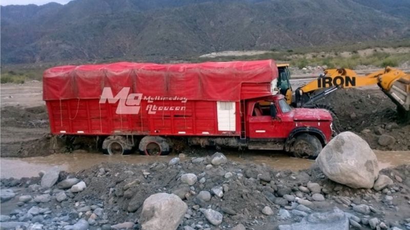 Camión fue alcanzado por la creciente en Fiambalá