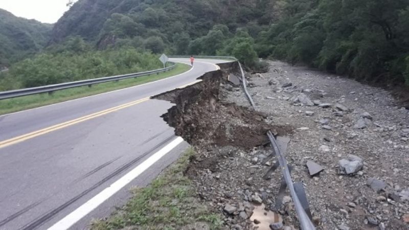 Impresionante: así quedó La Cébila y hay personas atrapadas entre los cortes de ruta