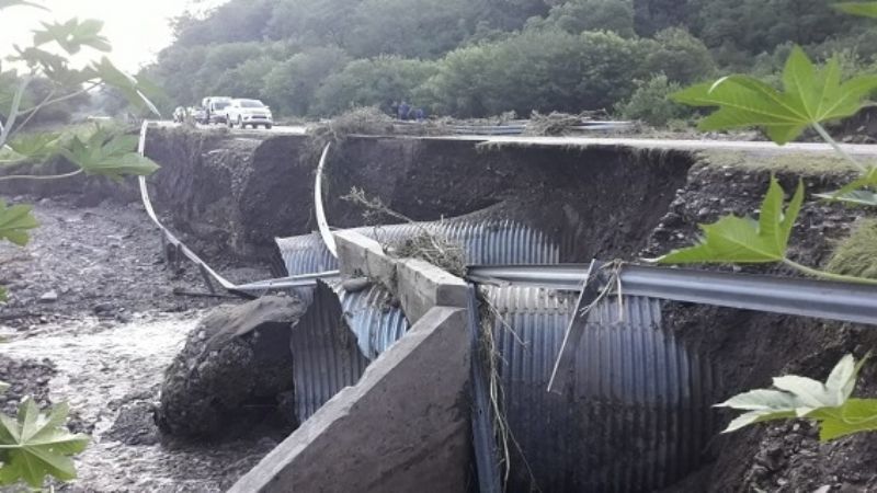 Impresionante: así quedó La Cébila y hay personas atrapadas entre los cortes de ruta