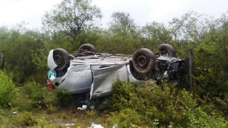 Cuatro mujeres se accidentaron al volcar un auto