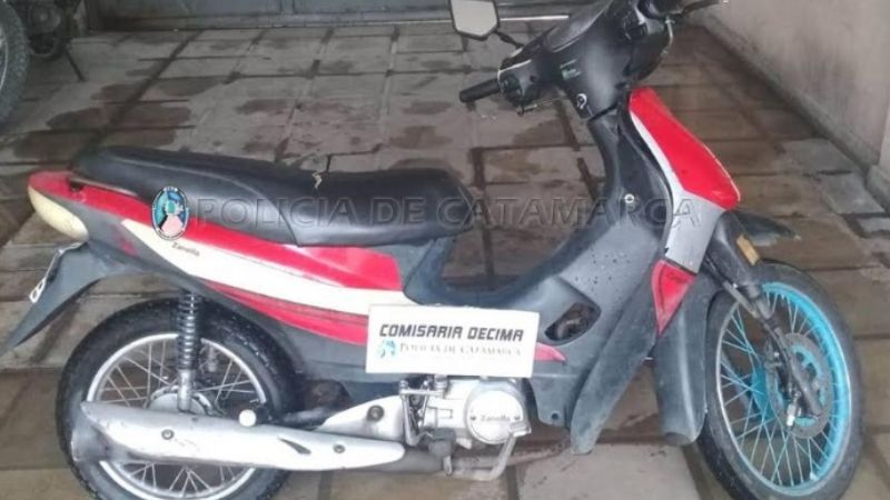 Robó una moto, por la lluvia cayó al piso, y vecinos lo atraparon