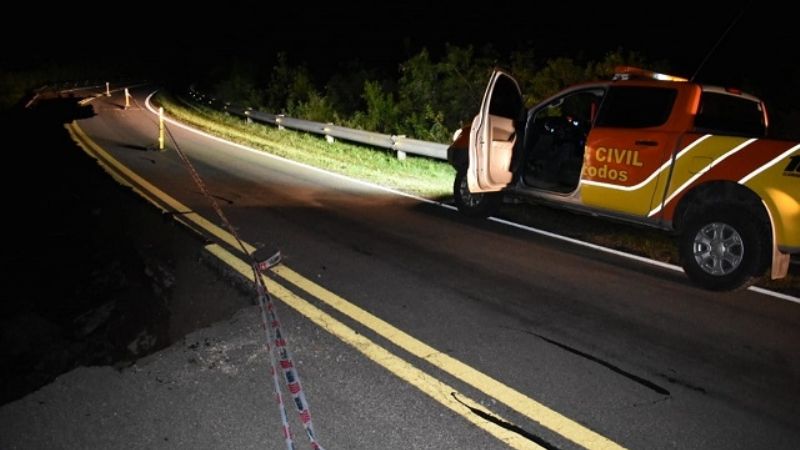 En plena noche continúa el rescate de personas varadas en La Cébila