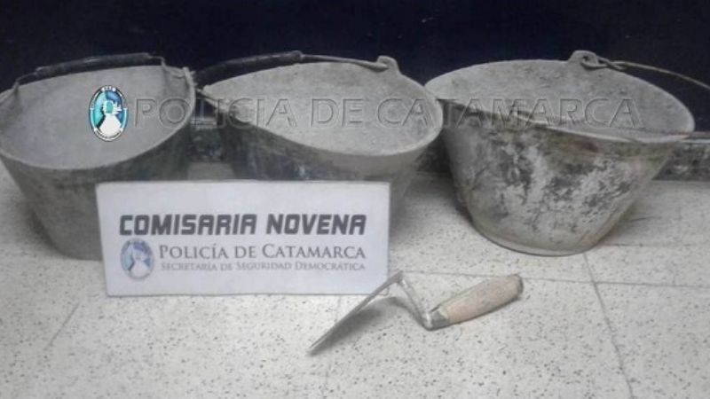 Tenían herramientas de albañilería de dudosa procedencia