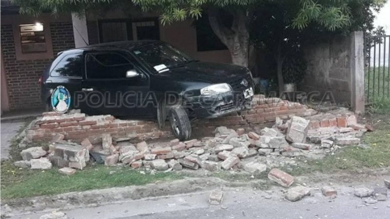 En confuso episodio, un auto chocó contra la pared de un domicilio en FME